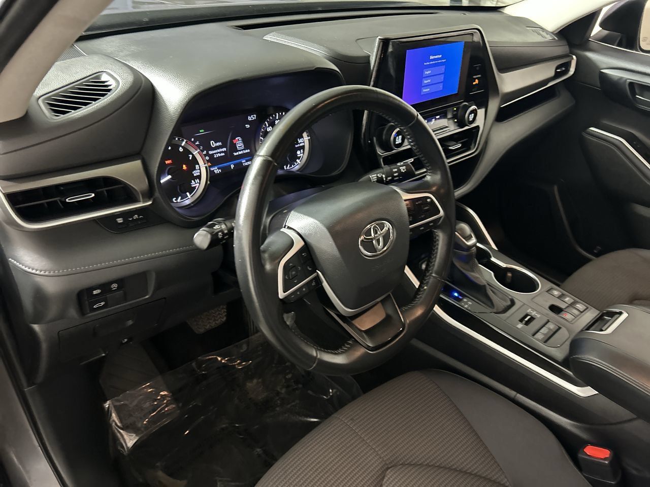 Used 2023 Toyota Highlander LE AWD/4WD image 12