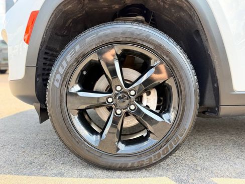 Used 2023 Jeep Grand Cherokee Altitude AWD/4WD image 2