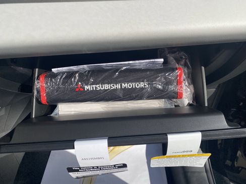 Used 2025 Mitsubishi Outlander AWD image 25