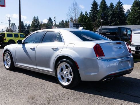 Used 2019 Chrysler 300 Touring image 4