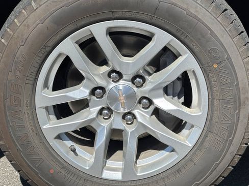 Used 2024 Chevrolet Suburban LT image 43