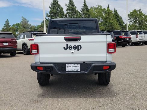 Used 2025 Jeep Gladiator Sport AWD/4WD image 9