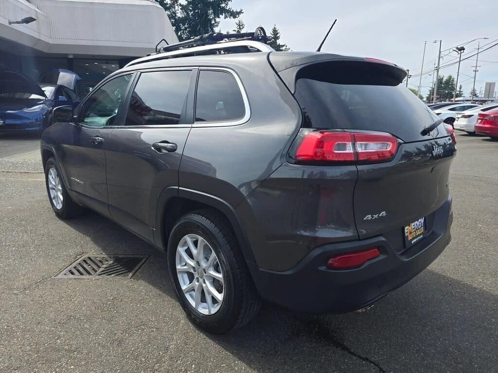 Used 2016 Jeep Cherokee Latitude w/ Cold Weather Group AWD/4WD image 5