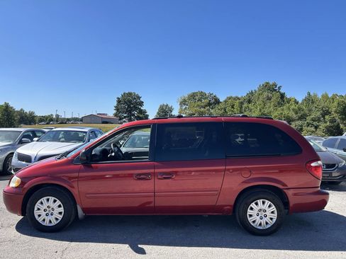 Used 2006 Chrysler Town & Country LX image 4