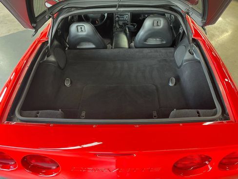 Used 2001 Chevrolet Corvette Coupe w/ Preferred Equipment Group2 RWD image 45