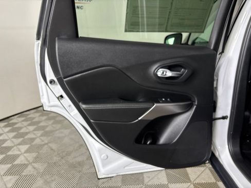 Used 2019 Jeep Cherokee Limited FWD image 20