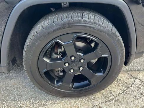 Used 2019 Jeep Grand Cherokee Laredo AWD/4WD image 23