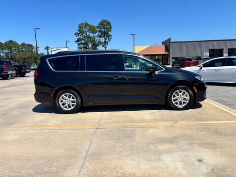Used 2022 Chrysler Pacifica Touring-L w/ Uconnect Theater Family Group image 4