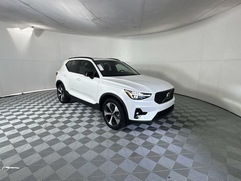 Used 2026 Volvo XC40 B5 Plus AWD/4WD image 2