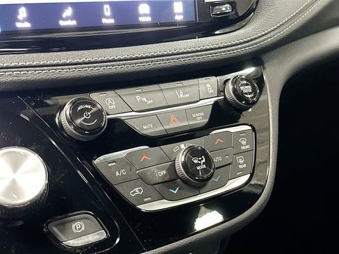 New 2026 Chrysler Pacifica Select AWD/4WD image 16