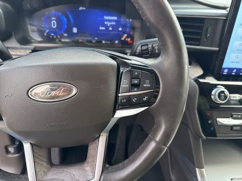 Used 2023 Ford Explorer Platinum w/ Technology Package image 16