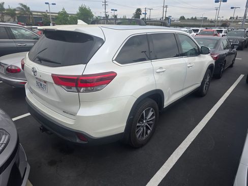 Used 2019 Toyota Highlander XLE image 4