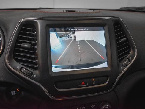 Used 2022 Jeep Cherokee Trailhawk image 16