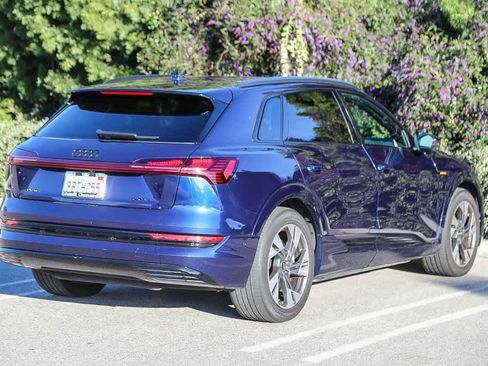 Used 2022 Audi e-tron Premium w/ Convenience Plus Package image 4