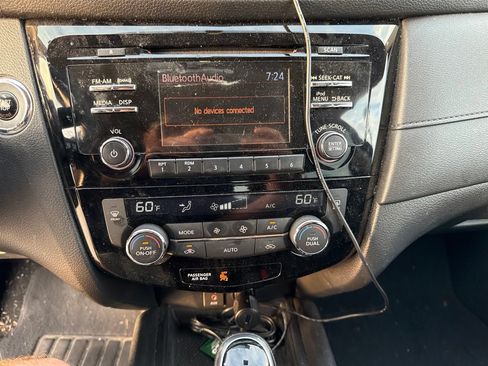 Used 2017 Nissan Rogue SV FWD image 22