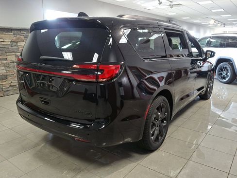New 2026 Chrysler Pacifica Limited w/ S Appearance Package image 8