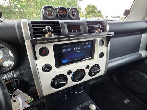 Used 2011 Toyota FJ Cruiser 4WD w/ Upgrade Pkg image 12