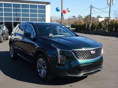 Used 2024 Cadillac XT4 Premium Luxury image 3