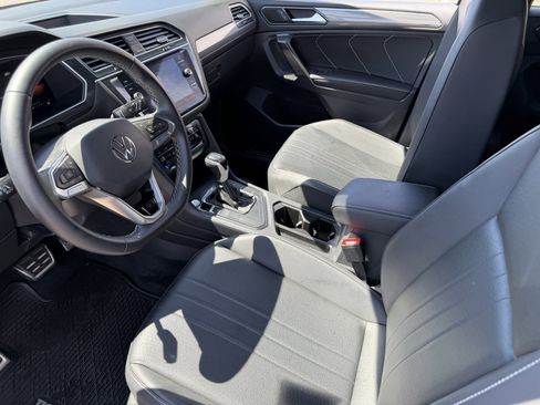 Used 2023 Volkswagen Tiguan SE R-Line image 9