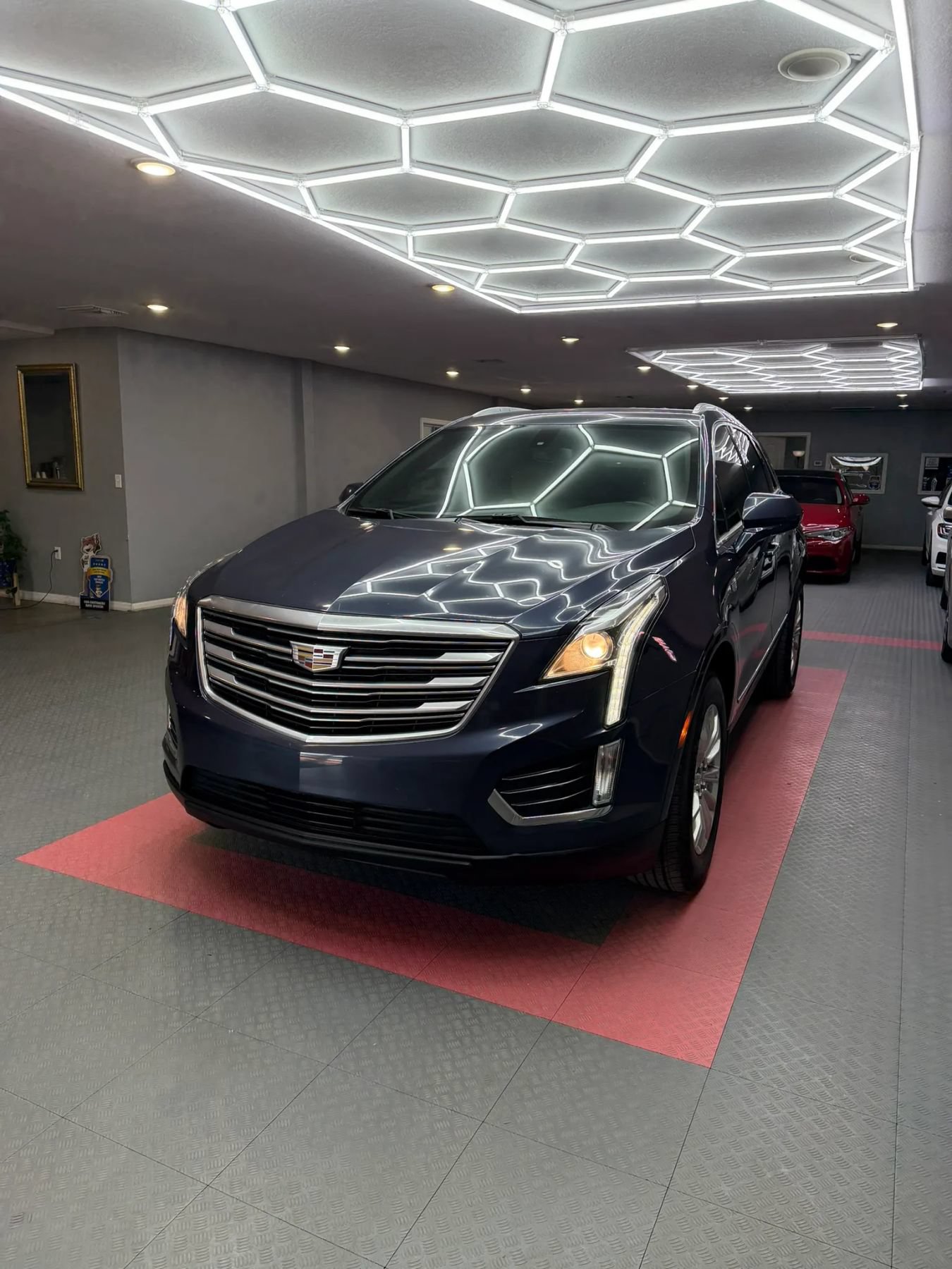 Used 2019 Cadillac XT5 FWD image 2