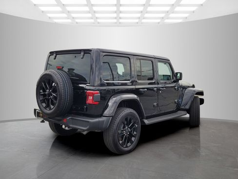 Used 2025 Jeep Wrangler Unlimited Sahara AWD/4WD image 6
