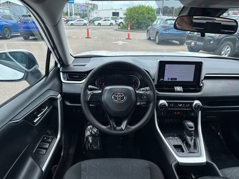 Used 2025 Toyota RAV4 XLE AWD/4WD image 12