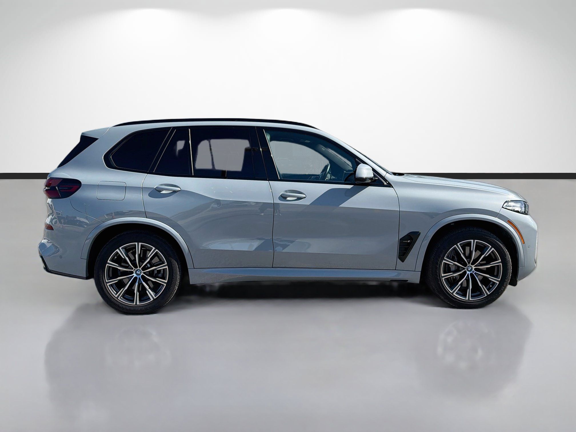 Used 2024 BMW X5 xDrive50e w/ M Sport Package AWD/4WD image 2