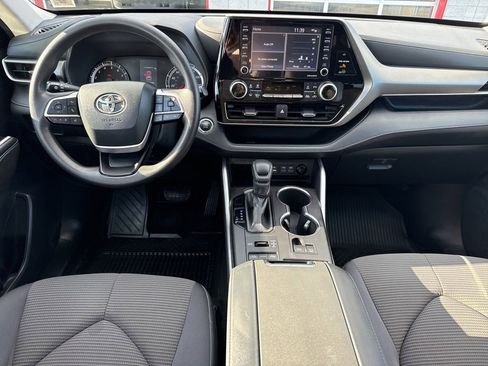 Used 2022 Toyota Highlander L image 11