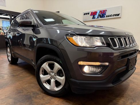 Used 2019 Jeep Compass Latitude w/ Cold Weather Group AWD/4WD image 34
