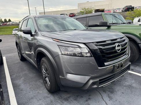 Used 2023 Nissan Pathfinder SV w/ SV Premium Package FWD image 3