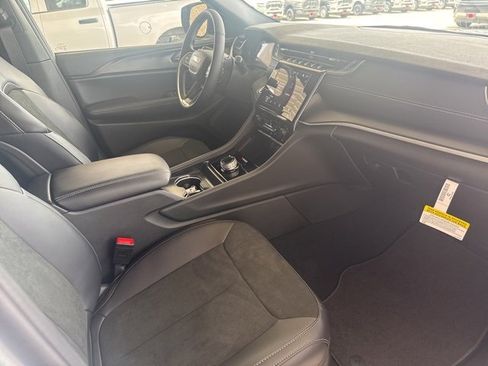 New 2025 Jeep Grand Cherokee L Laredo image 35