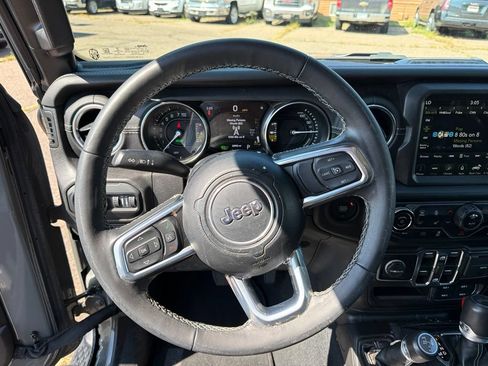 Used 2022 Jeep Wrangler Unlimited Sahara w/ Cold Weather Group AWD/4WD image 15