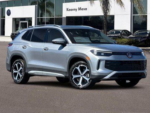 New 2025 Volkswagen Tiguan SE image 2