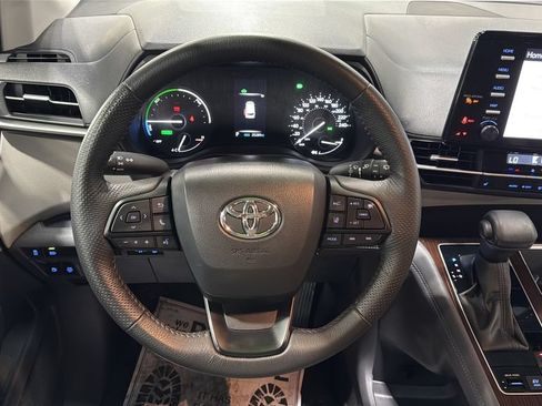 Used 2024 Toyota Sienna LE AWD/4WD image 18