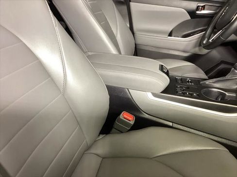 Certified 2023 Toyota Highlander XLE image 4