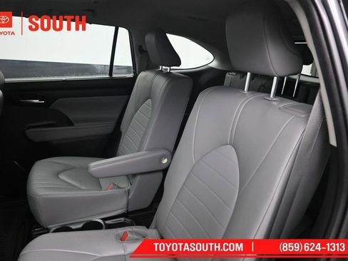 Used 2023 Toyota Highlander XLE AWD/4WD image 28
