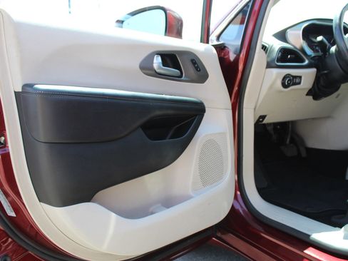 Used 2018 Chrysler Pacifica Limited FWD image 24