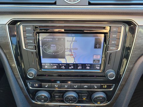 Used 2016 Volkswagen Passat 1.8T SE w/ Lighting Package image 31