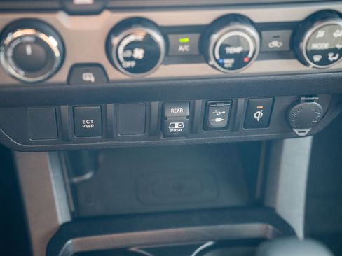 Used 2018 Toyota Tacoma TRD Off-Road AWD/4WD image 18
