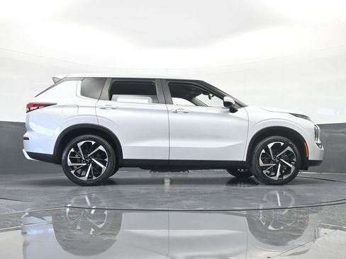 Used 2023 Mitsubishi Outlander SE image 69