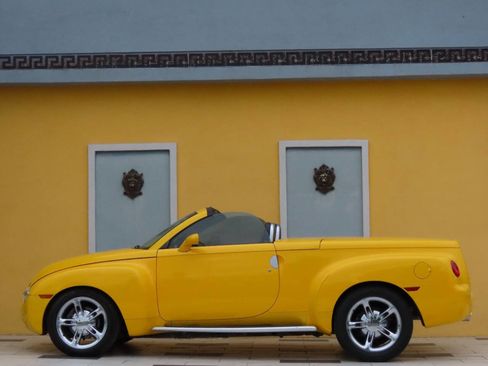 Used 2004 Chevrolet SSR w/ Preferred Equipment Group image 14
