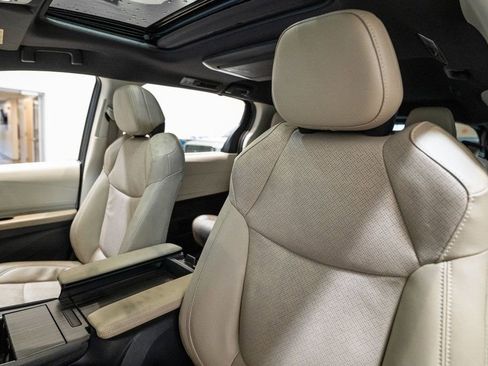 Used 2022 Toyota Sienna Limited image 15