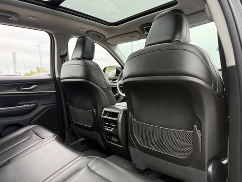 Used 2023 Jeep Grand Cherokee Limited AWD/4WD image 21