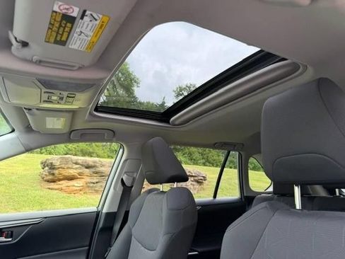 Used 2019 Toyota RAV4 XLE AWD/4WD image 9