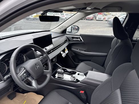New 2025 Mitsubishi Outlander ES image 10