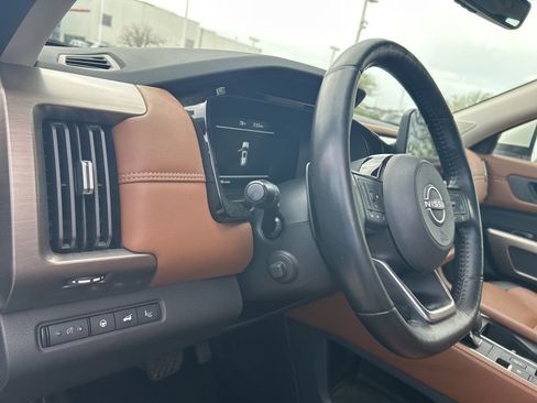 Used 2024 Nissan Pathfinder Platinum FWD image 19