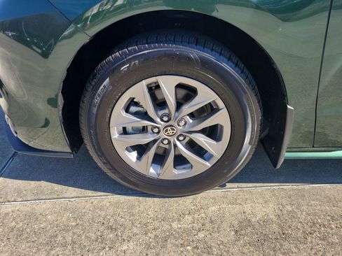 Used 2025 Toyota Sienna XLE image 33