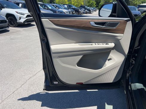 Used 2024 Volkswagen Atlas SE FWD image 26