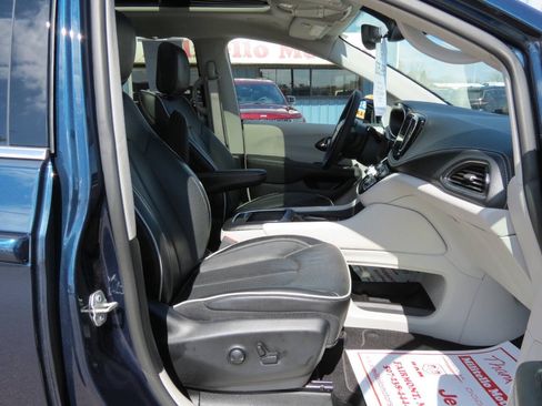Used 2024 Chrysler Pacifica Limited w/ Trailer Tow Group FWD image 19