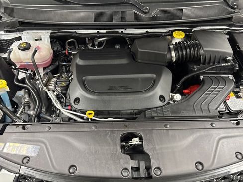 Used 2025 Chrysler Pacifica Limited image 31